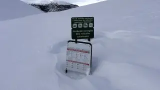 Señales en el Parque Nacional de Ordesa, en la zona de Añisclo, ocultas por la capa de nieve.