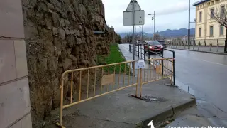 Imagen del tramo afectado de la muralla de Huesca tras el desprendimiento provocado por las lluvias