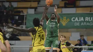 Fotos del partido de baloncesto Lobe Huesca La Magia-Club Esportiu Bàsquet Llíria.