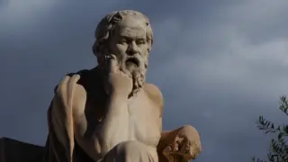 La escultura de Sócrates frente a la Academia de Atenas.