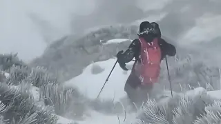 Dos montañeros de un club navarro subieron a la cima aragonesa con vientos de 130 km/h y -20 grados de sensación térmica.