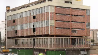 Estado actual del edificio de Correos tras la paralización de la demolición.