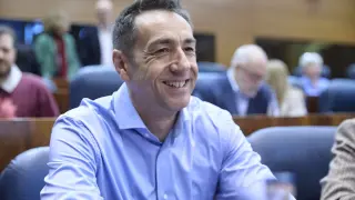 El diputado de Más Madrid, Emilio Delgado, durante el pleno de la Asamblea de Madrid, a 19 de febrero de 2026, en Madrid (España). Ayuso ha solicitado su propia comparecencia ante el Pleno de la Asamblea de Madrid para dar explicaciones sobre el relevo de Emilio Viciana al frente de la Consejería de Educación, Ciencia y Universidades y su sustitución por Mercedes Zarzalejo. 19 FEBRERO 2026 Jesús Hellín / Europa Press 19/02/2026