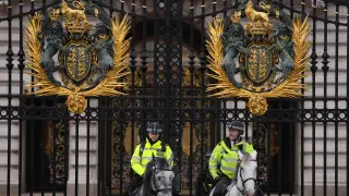 Mounted Police patrols the gates of Buckingham Palace in London, Friday, Feb. 20, 2026 after Andrew Mountbatten-Windsor was arrested and held for hours by British police on suspicion of misconduct in public office related to his links to Jeffrey Epstein.(AP Photo/Kin Cheung)