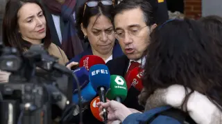 GRAFCAT8774. BARCELONA, 20/02/2026.- El ministro de Asuntos Exteriores, José Manuel Albares, atiende a los medios antes de un acto este viernes en Barcelona, donde ha anunciado que España solicitará formalmente a la Unión Europea que retire las sanciones contra la presidenta encargada de Venezuela, Delcy Rodríguez, tras la amnistía para presos políticos aprobada por la Asamblea Nacional. EFE/Toni Albir