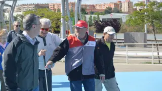 Jaime Bentué, con el uniforme de Voluntario, junto a un grupo de andarines.