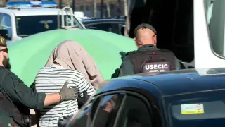 Imagen del detenido por el crimen de su exmuj y su hija a punto de entrar en el furgón policial EUROPA PRESS 19/02/2026