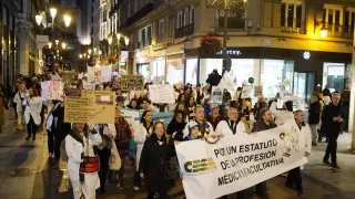 Manifestación de los médicos en Zaragoza tras cinco días de huelga para pedir un estatuto propio