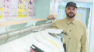 Matías Martínez, fundador de la marca We Are Not Friends, en la pop up que estos días tiene abierta en su ciudad natal, Zaragoza.