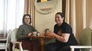 Minerva Galed (izquierda) y Paulina Amieva en una de las mesas de El Villa México de Huesca.