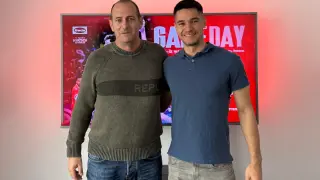 El técnico del Bada, José Nolasco, posa junto al jugador Óscar García.
