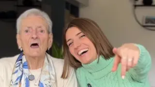 Teresa La Pelaya y su nieta.