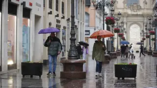 Ambiente de lluvia en Zaragoza, gente de paseo, ambiente calles....