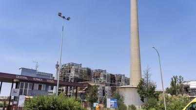 La chimenea es el elemento más representativo de la central térmica de Andorra, cerrada desde junio de 2020 en proceso de demolición.