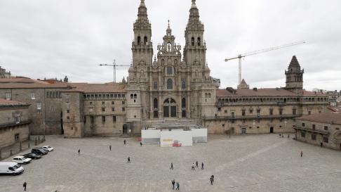 La plaza del Obradoiro, casi vacía, esta tarde en Satiago de Compostela.
