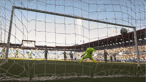 Preciosa imagen del momento del gol de Eguaras que supuso el 1-0 ante el Deportivo de La Coruña el domingo 23 de febrero en La Romareda. Ganó el Real Zaragoza 3-1 y fue el último partido en el estadio blanquillo hasta nueva orden.