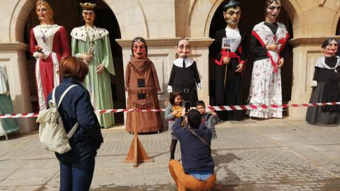 Los niños se fotografían con los gigantes en la plaza de San Juan de Teruel para celebrar el Día de Aragón.