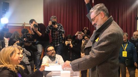 El candidato de la CUP, Carles Riera, en el momento de votar