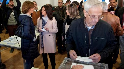 La esposa de Puigdemont, en el momento de votar