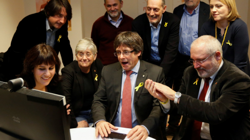 El expresidente de Cataluña, Carles Puigdemont, reacciona con alegría a los resultados electorales