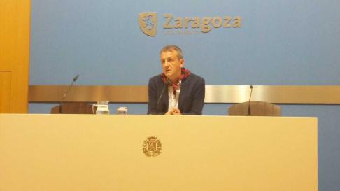 Fernando Rivarés en rueda de prensa en el Ayuntamiento de Zaragoza.