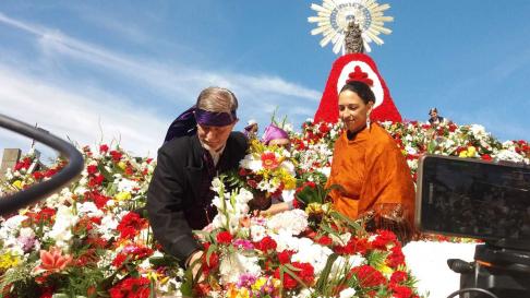 El alcalde, Pedro Santisteve, coloca las flores en el manto de la Virgen.