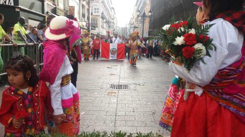 Dance típico del Perú en la calle de Alfonso.