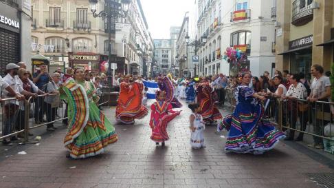 El baile tradicional mexicano aglutina a decenas de curiosos en la calle de Alfonso.