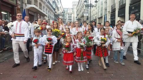 La comunidad rumana de Aragón hace su llegada a la calle de Alfonso con sus trajes regionales 'Port Popular', procedentes de Moldova y Transilvania, entre otras regiones.