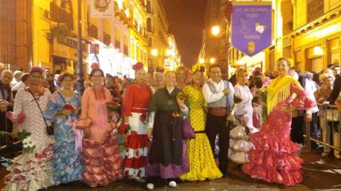 El grupo 'Azahar', de la Asociación Cultural Sevillanas de Utebo, a su paso por la calle de Alfonso.