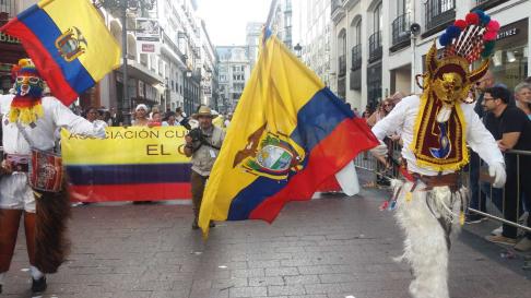 Llega la Asociación Cultural Ecuatoriana El Cóndor con sus dos animados y coloridos bailarines.