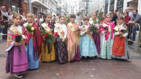 Las damas infantiles de Híjar, en su recorrido hacia la plaza del Pilar, reciben el aplauso de algunos de los asistentes.
