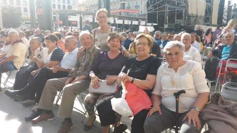 Filiberto, Conchi, Carmen, Josefina y Maruja, en la plaza del Pilar.
