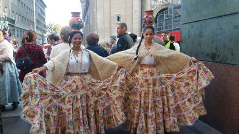 Dos trajes de galoperas promeseras de Paraguay