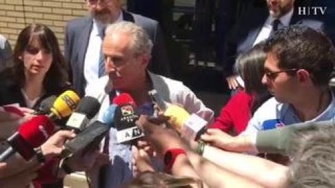 El principal accionista y consejero de la SD Huesca, José Antonio Martín 'Petón', ha atendido a los medios a su salida, tras declarar como testigo voluntario.
