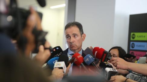 El fiscal jefe de Huesca, Juan Baratech, atiende a los medios de comunicación.