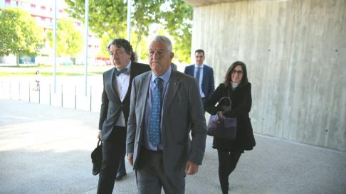José Maria Fuster Fabra, abogado de Agustín Lasaosa, llega a los juzgados.