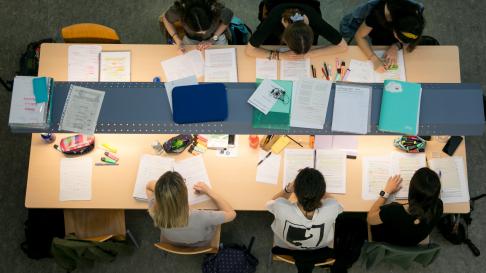 Imagen de archivo de estudiantes preparando los exámenes de la Evau.