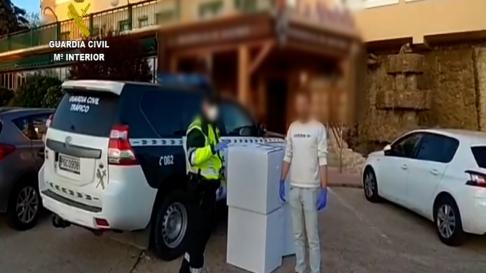 La Guardia Civil de Huesca colaboró este fin de semana en la entrega urgente de 320 pantallas de protección que un empresario oscense había fabricado para la residencia La Abubilla de Yéqueda.