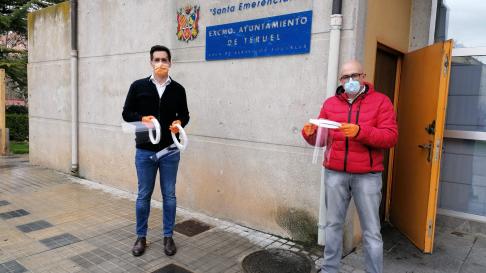 El teniente de alcalde Ramón Fuertes, a la izauierda, entrega pantallas para prevenir el contagio del coronavirus al gerente del Centro Comercial Abierto, Rodolfo Pangua.