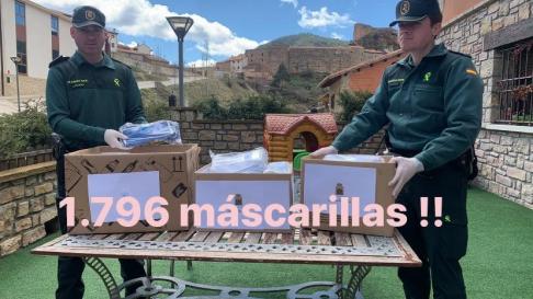 Linares de Mora ha entregado este viernes 1.796 mascarillas de algodón confeccionadas por vecinos a la Guardia Civil