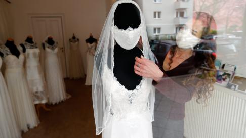 Una diseñadora de moda nupcial ha creado mascarillas para novias.