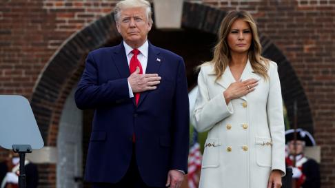 U.S. first lady Melania Trump watches as President Donald Trump salutes while participating in a wreath laying ceremony at the Tomb of the Unknown Soldier at Arlington National Cemetery near Washington in commemoration of the Memorial Day holiday in Arlington, Virginia, U.S., May 25, 2020. REUTERS/Erin Scott [[[REUTERS VOCENTO]]] USA-TRUMP/