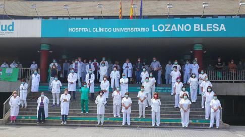 Minuto de silencio a las puertas del Hospital Clínico de Zaragoza.