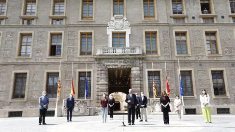 Minuto de silencio del Gobierno de Aragón en el edificio Pignatelli.