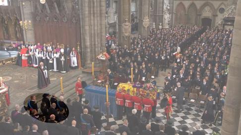 Los Reyes se sientan junto a los eméritos en el funeral de Isabel II.