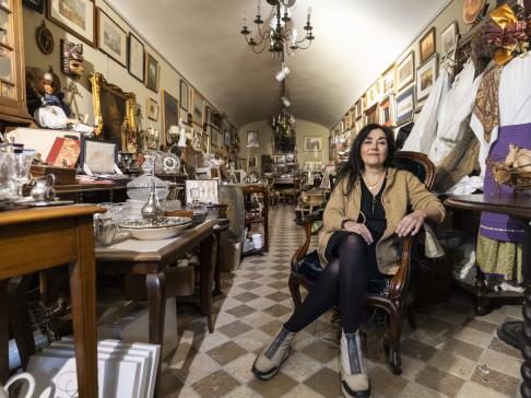 Ana Lacoma, en su tienda de antigüedades, alargada y cubierta con una bóveda