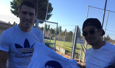 Zapater y Kagawa, en la Ciudad Deportiva, con una camiseta de Capitán Tsubasa, figura del célebre ánime japonés sobre fútbol