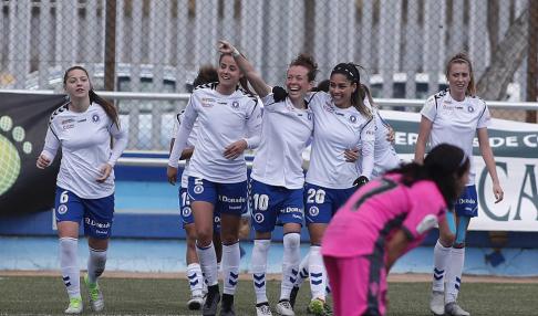 Una madre pide ayuda para completar un álbum de cromos de fútbol femenino  que ha creado para sus hijas