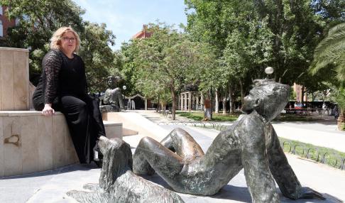 Lucía Ruiz, delegada de la AVT en Aragón y víctima del atentado, en la plaza de la Esperanza.